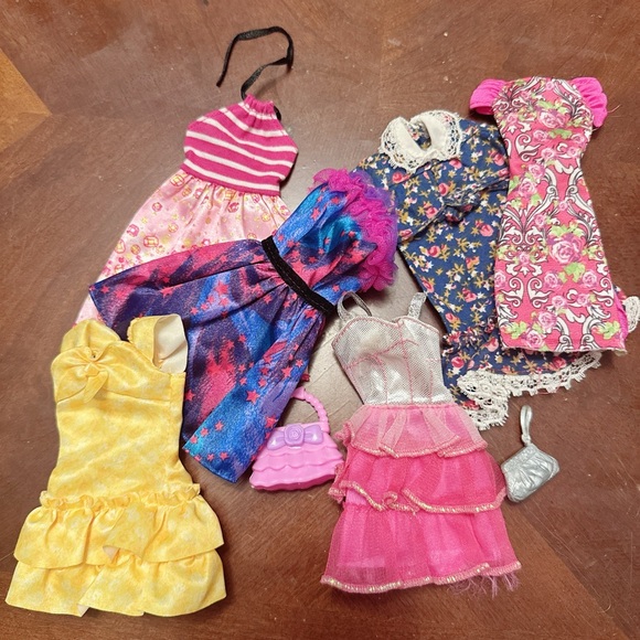 Barbie and clothes lot - Picture 4 of 4